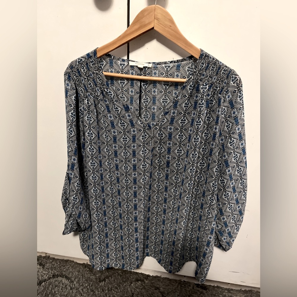 Women’s fun2fun blouse size 2xl. No holes or stains
